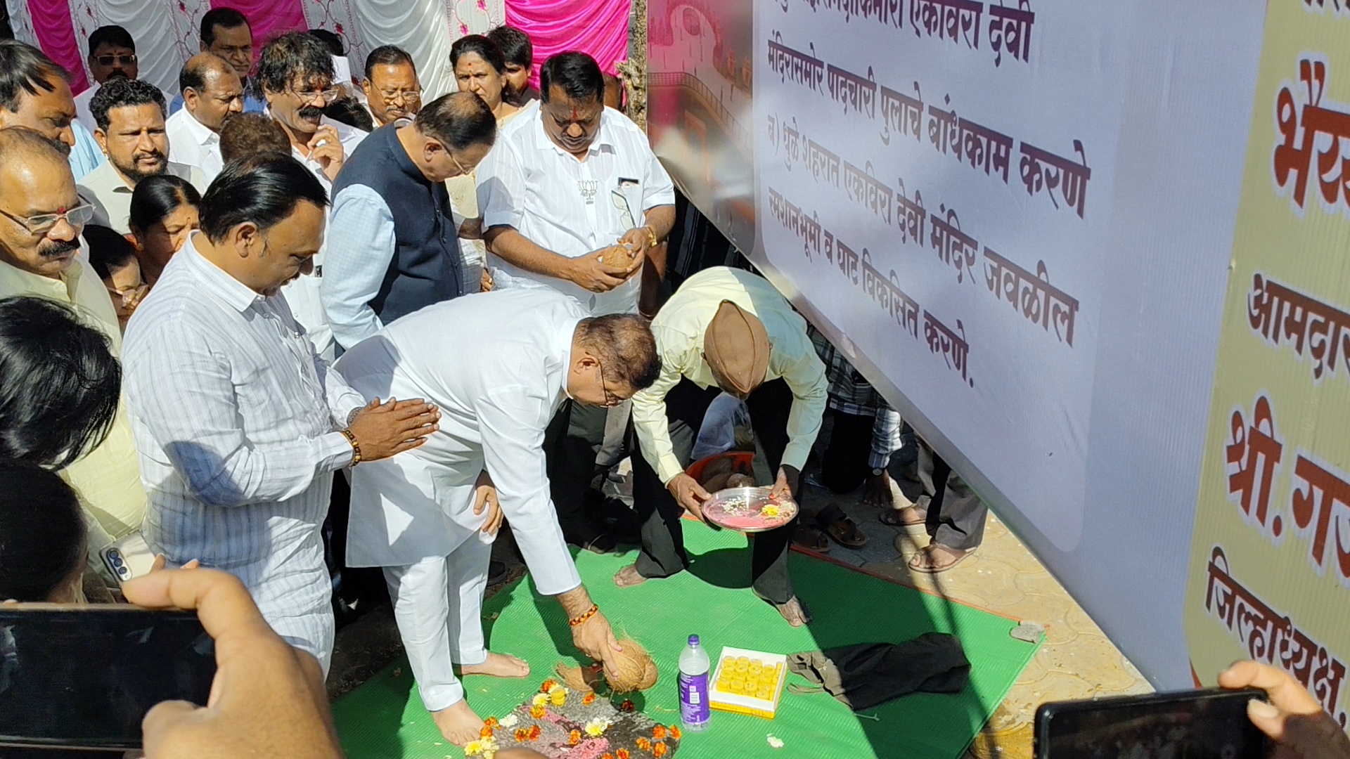 पांझरा नदीकिनारी पादचारी पुल बांधकाम, स्मशानभूमी व घाट विकसित करणे कामाचा पालकमंत्री जयकुमार रावल यांच्या हस्ते शुभारंभ